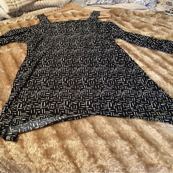 Long sleeve Cold Shoulder Top by Lily Morgan (L) - Picture 2 of 6